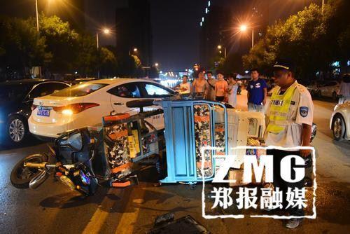 鄭州街頭深夜發生一起事故 一轎車將三輪撞翻在地