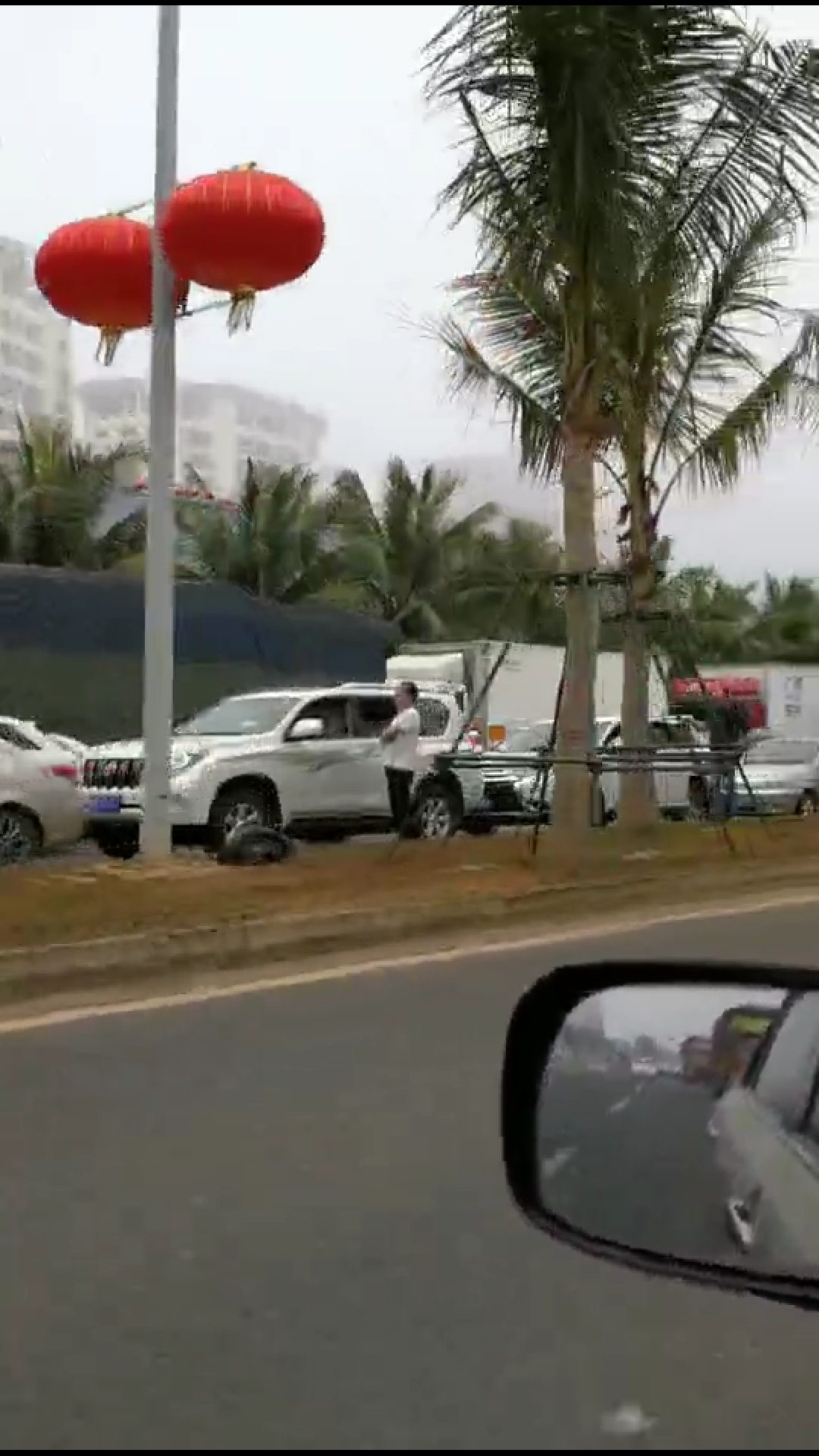 一家五口滯留海口2天 港口附近方便面都買不到 一家五口滯留海口2天 港口附近方便面都買不到