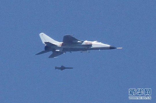 資料圖：中國飛豹戰機發射導彈，精確打擊海上目標。