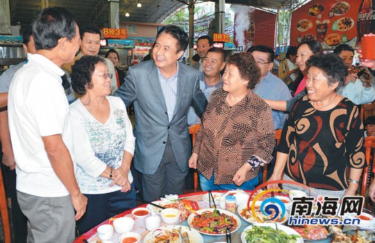 1月1日，省委書記、省人大常委會主任羅保銘在三亞調研。圖為在三亞春園海鮮大排檔，羅保銘來到用餐的游客中間，了解他們在三亞的旅游感受，并認真聽取大家的意見和建議。本報記者 王凱 攝