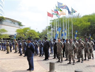 3月23日,南非警員參加德班峰會安保動員會。為確保峰會安全,南非政府從全國抽調3000名警察加強安保。 新華社發 3月23日,南非警員參加德班峰會安保動員會。為確保峰會安全,南非政府從全國抽調3000名警察加強安保。 新華社發