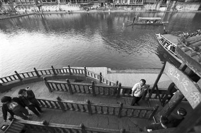 16日,湖南省長沙市,連日來,鳳凰景區游客稀少,商戶收入減少。 16日,湖南省長沙市,連日來,鳳凰景區游客稀少,商戶收入減少。