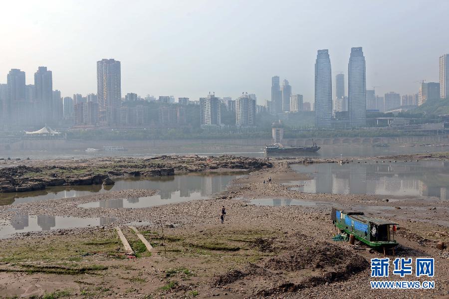長江重慶段水域大片江灘裸露(5月4日攝)。 長江重慶段水域大片江灘裸露(5月4日攝)。