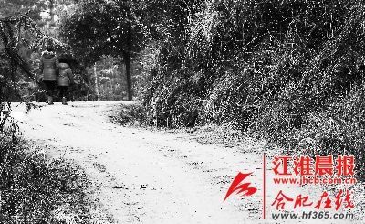 2月21日,媽媽帶著小雪離開了村子。 晨報記者 高博 攝 2月21日,媽媽帶著小雪離開了村子。 晨報記者 高博 攝