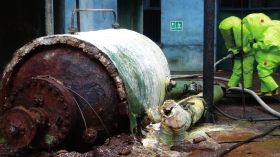 5月19日,中鹽湖南株洲化工集團(tuán)有限公司廠區(qū),消防戰(zhàn)士穿著重型防化服對(duì)泄漏點(diǎn)及周圍進(jìn)行處置。圖/讀者高先生 5月19日,中鹽湖南株洲化工集團(tuán)有限公司廠區(qū),消防戰(zhàn)士穿著重型防化服對(duì)泄漏點(diǎn)及周圍進(jìn)行處置。圖/讀者高先生