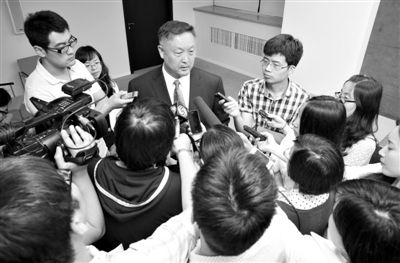 6月5日,商務(wù)部新聞辦公室召開“中歐光伏產(chǎn)品貿(mào)易摩擦”專題發(fā)布會。發(fā)布會結(jié)束后,中國機(jī)電產(chǎn)品進(jìn)出口商會會長張鈺晶接受記者采訪。新京報記者 6月5日,商務(wù)部新聞辦公室召開“中歐光伏產(chǎn)品貿(mào)易摩擦”專題發(fā)布會。發(fā)布會結(jié)束后,中國機(jī)電產(chǎn)品進(jìn)出口商會會長張鈺晶接受記者采訪。新京報記者