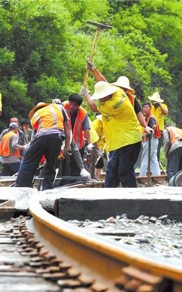 北京一輛大貨車剎車失靈撞火車 列車3節(jié)車廂受損 北京一輛大貨車剎車失靈撞火車 列車3節(jié)車廂受損