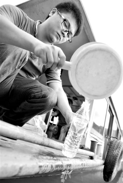 昨日，合面獅段水域，工作人員在取水檢測。據新華社