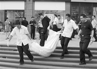 昨日,朝陽區青年路大悅城東側,一男子持刀行兇致兩人死亡。經初步審查,嫌疑人自稱孝某(男,27歲,山東省沂水縣人),有精神病。目前,北京警方正聯系兩名受害人的親友。新華社發 昨日,朝陽區青年路大悅城東側,一男子持刀行兇致兩人死亡。經初步審查,嫌疑人自稱孝某(男,27歲,山東省沂水縣人),有精神病。目前,北京警方正聯系兩名受害人的親友。新華社發