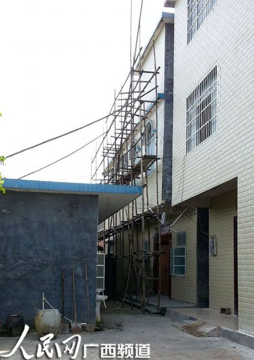 何某某的家門緊鎖,23日晚家人連夜搬家,現(xiàn)在去向不明 何某某的家門緊鎖,23日晚家人連夜搬家,現(xiàn)在去向不明