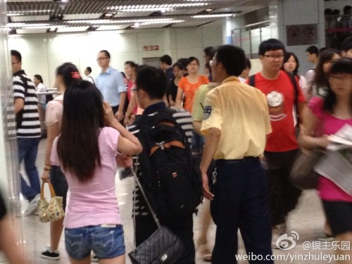 7月22日早上,上海地鐵6號線浦電路站,一男一女發生激烈口角,女子“指證”男子系“色狼”。 7月22日早上,上海地鐵6號線浦電路站,一男一女發生激烈口角,女子“指證”男子系“色狼”。