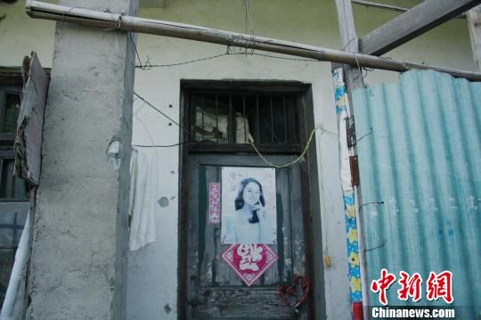 圖為嫌犯租住的民房，當(dāng)天受害人即攀在門上的窗口對外呼救。 吳佳蔚 攝