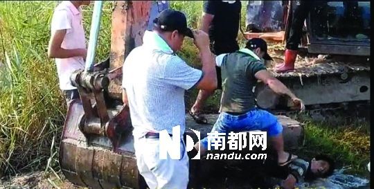 另一名男子被推入水塘。 另一名男子被推入水塘。