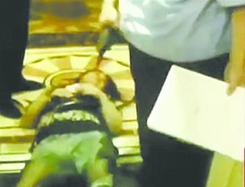 大連一女子在洗浴中心內 大連一女子在洗浴中心內