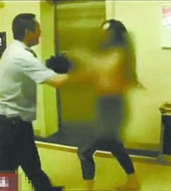 大連一女子在洗浴中心內 大連一女子在洗浴中心內