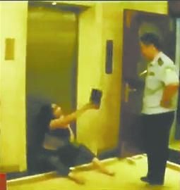 大連一女子在洗浴中心內 大連一女子在洗浴中心內