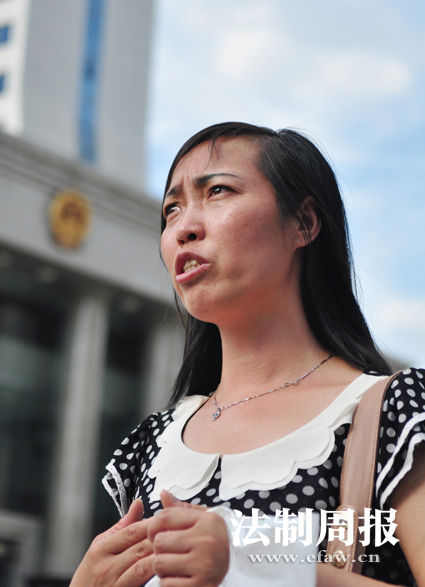 7月2日,唐慧在湖南省高院接受媒體采訪 7月2日,唐慧在湖南省高院接受媒體采訪