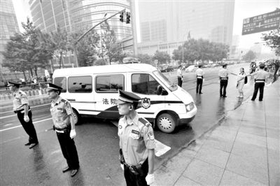 昨日早上,押解李某某的車隊開進法院。當日,李某某等5人涉嫌強奸案在海淀法院不公開審理。本版攝影/新京報記者 王貴彬 昨日早上,押解李某某的車隊開進法院。當日,李某某等5人涉嫌強奸案在海淀法院不公開審理。本版攝影/新京報記者 王貴彬