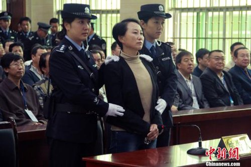 9月24日上午8時30分，陜西“房姐”龔愛愛涉嫌偽造、買賣國家機關證件一案，在陜西靖邊縣人民法院公開