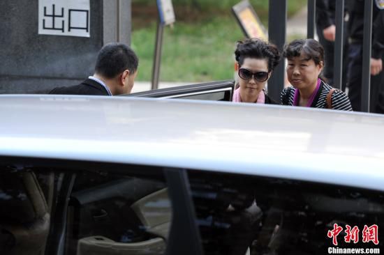 圖為宣判結(jié)束后夢(mèng)鴿面無表情走出海淀法院，乘車離開。