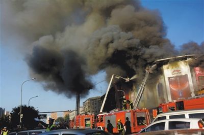 11日,蘋果園喜隆多商場,火災現(xiàn)場濃煙滾滾。新華社發(fā) 11日,蘋果園喜隆多商場,火災現(xiàn)場濃煙滾滾。新華社發(fā)