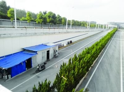 隧道內堆放著大量生活用品。 隧道內堆放著大量生活用品。