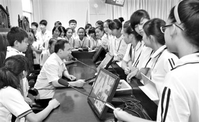 2013年5月30日,結合當前國內民眾普遍關注的“校長開房”、“強奸猥褻”等事件,廣西上思縣人民法院邀請中小學生到法院觀摩案件的庭審,提高他們的守法、維權意識。圖/IC 2013年5月30日,結合當前國內民眾普遍關注的“校長開房”、“強奸猥褻”等事件,廣西上思縣人民法院邀請中小學生到法院觀摩案件的庭審,提高他們的守法、維權意識。圖/IC