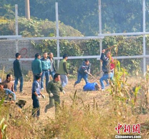 農民工被毆打在地網絡截圖攝