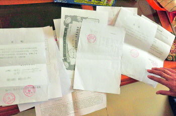 60歲的市民仇先生為了辦理公證所需的這些證明材料,半個月時間里跑了30多趟腿。記者　李萌博　攝