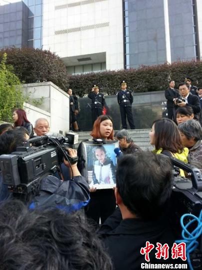 法院外,死者祁某的家人正在接受媒體采訪。 田雯 攝 法院外,死者祁某的家人正在接受媒體采訪。 田雯 攝