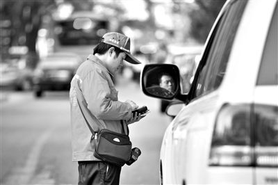 10月15日,朝陽(yáng)區(qū)東大橋路,停車(chē)管理員從腰間掏出一個(gè)專(zhuān)用POS機(jī),正在錄入停車(chē)信息。新京報(bào)記者 周崗峰 攝 10月15日,朝陽(yáng)區(qū)東大橋路,停車(chē)管理員從腰間掏出一個(gè)專(zhuān)用POS機(jī),正在錄入停車(chē)信息。新京報(bào)記者 周崗峰 攝