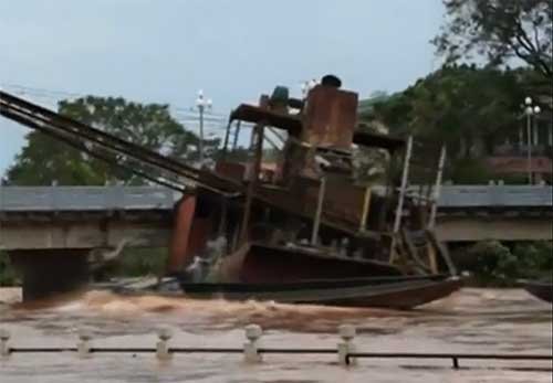 抽砂船卡在橋下。 抽砂船卡在橋下。