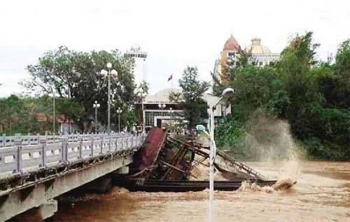 抽砂船卡在橋下。 抽砂船卡在橋下。
