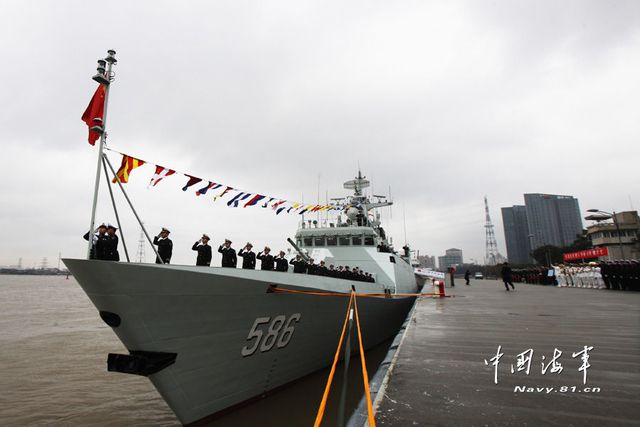 1月8日，某新型導彈護衛艦吉安艦入列海軍東海艦隊命名授旗儀式現場。新華社發