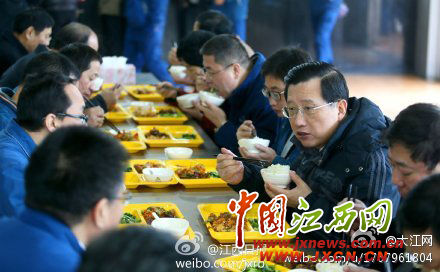 強衛在礦廠食堂與職工一起用餐 強衛在礦廠食堂與職工一起用餐