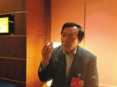 昨日,在接受采訪時(shí),何香久強(qiáng)調(diào),大多公務(wù)員是勤勉工作的。 昨日,在接受采訪時(shí),何香久強(qiáng)調(diào),大多公務(wù)員是勤勉工作的。