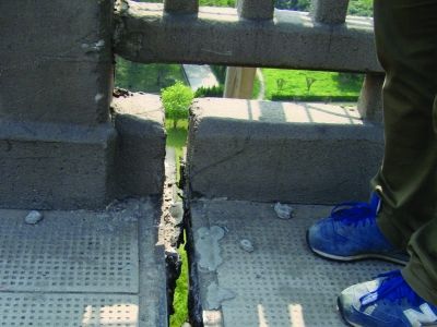 圖為大橋17號墩處橋面裂縫。梅建明 攝 圖為大橋17號墩處橋面裂縫。梅建明 攝