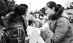 墓區服務員（右）見證了喪葬“綠化進程”。新華社發