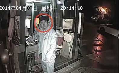 4月10日，一段“法官毆打保安”視頻成為網(wǎng)絡熱點。