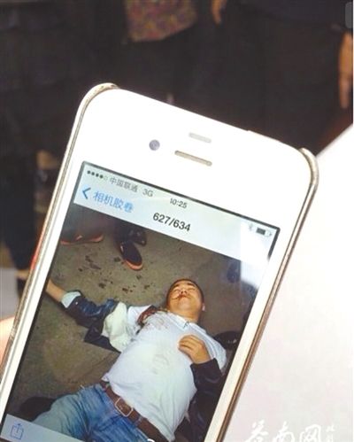 4月19日上午,目擊者拍到的黃祥拔被打現場圖片。網絡截圖 4月19日上午,目擊者拍到的黃祥拔被打現場圖片。網絡截圖