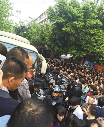 4月19日,蒼南縣靈溪鎮城管打人事件現場。網絡截圖 4月19日,蒼南縣靈溪鎮城管打人事件現場。網絡截圖