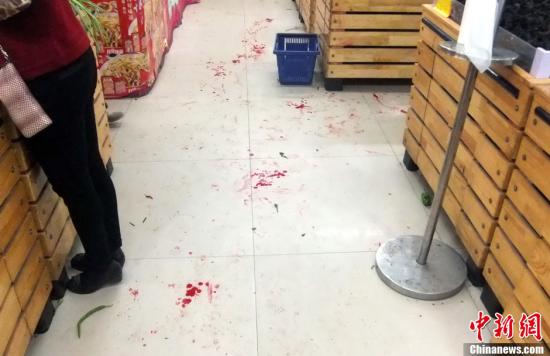   5月8日上午8時10分左右，江西省撫州市黎川縣日峰鎮(zhèn)家家樂超市發(fā)生一起持刀傷人案件。