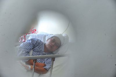 　6月3日，被打的值班醫(yī)生在病房接受治療。新華社發(fā)