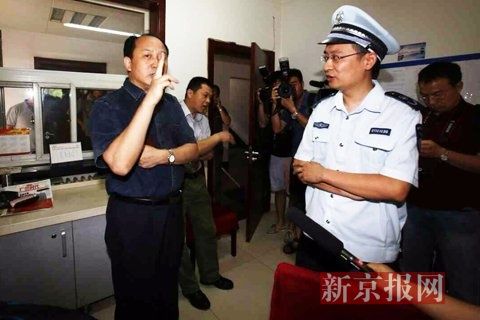 國家文物局的一名工作人員正在與執法人員對峙。新京報記者 高瑋 攝