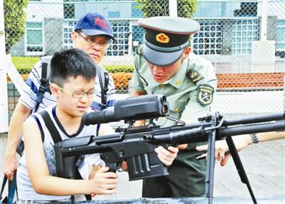 駐港部隊為市民帶來各種演練 駐港部隊為市民帶來各種演練