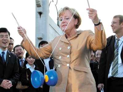2007年8月27日,北京,默克爾正在玩扯鈴。 2007年8月27日,北京,默克爾正在玩扯鈴。