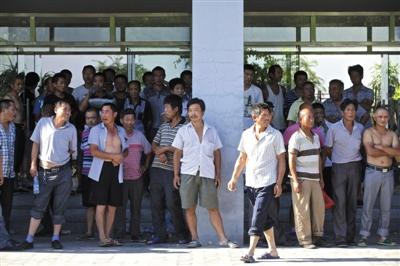 近200名農民工為討薪辦公樓埋鍋做飯圍堵開發商 近200名農民工為討薪辦公樓埋鍋做飯圍堵開發商