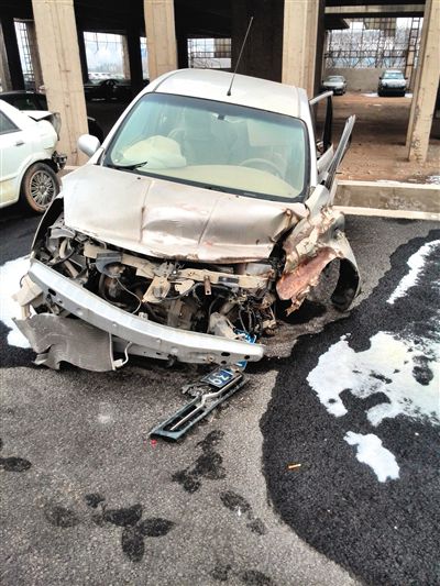 事發轎車。吳英供圖 事發轎車。吳英供圖