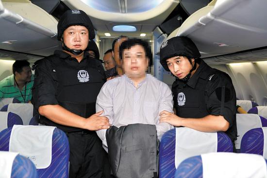 廣東警方機場移交在逃境外經濟嫌犯 記者 湯銘明 通訊員 粵公宣 攝 廣東警方機場移交在逃境外經濟嫌犯 記者 湯銘明 通訊員 粵公宣 攝