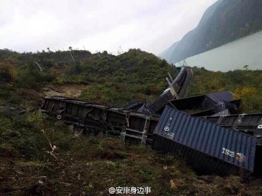 襄渝鐵路旬陽(yáng)至棕溪上行線發(fā)生山體塌方，致使75228次貨物列車(chē)8節(jié)車(chē)廂脫線。圖片來(lái)源于網(wǎng)絡(luò)